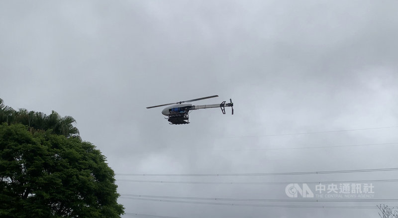 經濟部水利署22日啟動地面及空中人工增雨作業,除了空軍在空中進行人工增雨作業,水利署也首度啟用無人機在石門水庫集水區施放焰劑,地面則同步進行人工增雨作業,期望藉此增加降雨機會。(水利署提供)中央社記者吳睿騏桃園傳真 109年10月22日