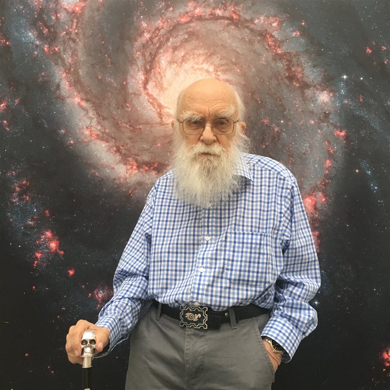 以逃脫術聞名的魔術師詹姆斯.蘭迪辭世,享耆壽92歲。蘭迪一生致力調查及揭穿假信仰治療師、讀心者、靈媒及其他聲稱擁有超能力的神棍。(圖取自facebook.com/jamesrandi)