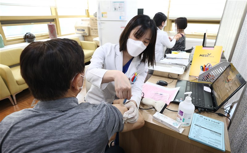 韓國流感疫苗接種近日接連傳出死亡案例,路透社報導,截至目前死亡人數至少達25人。(韓聯社)