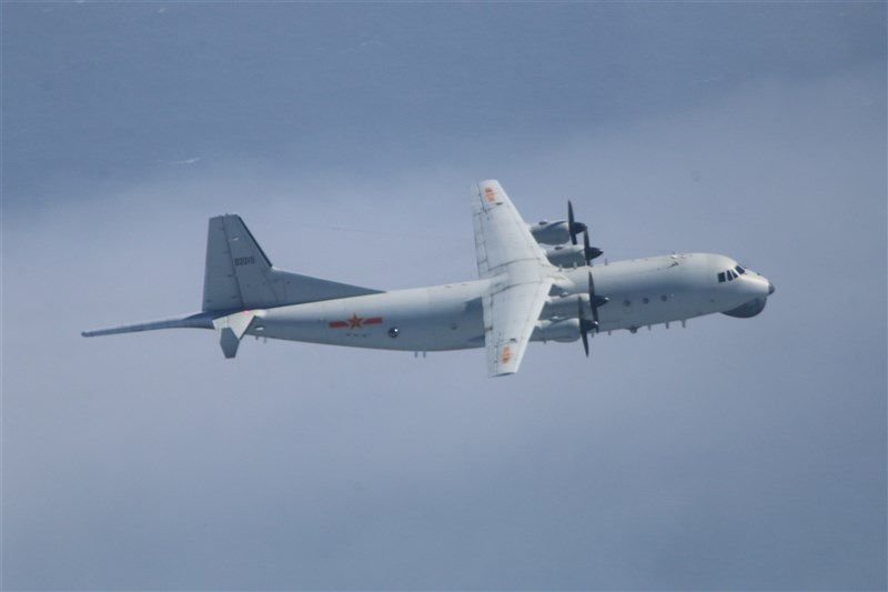 共軍戰機近期頻擾台,空軍參謀長黃志偉中將指出,截至10月21日止,空軍共出動3345架次對應共機。圖為中共運8反潛機 。(圖取自國防部網頁mnd.gov.tw)