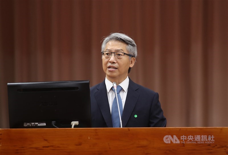 多名立委22日在立法院質詢中研院院長廖俊智(圖),推估國產新冠疫苗何時可以上市?廖俊智說,可能要到110年中左右,甚至更晚。他說,「這是我們的猜測」,詳細恐怕要由廠商才能作正確的推估。 中央社記者裴禛攝 109年10月22日