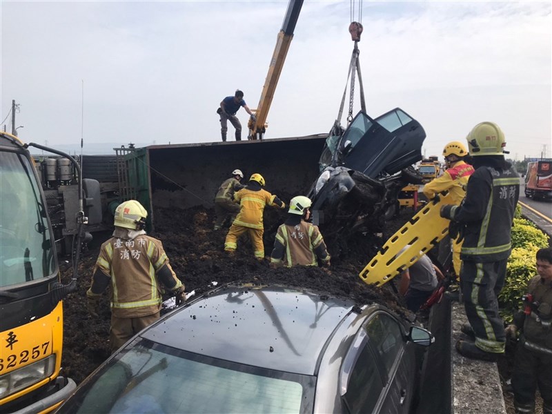 中山高路竹段砂石車側翻廢土埋住轎車一乘客送醫不治 社會 重點新聞 中央社cna