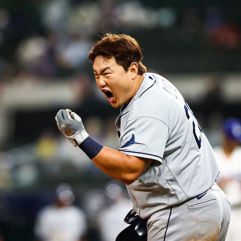 韓國選手崔志萬21日身穿坦帕灣光芒隊球衣,在美國職棒世界大賽第2戰對道奇隊賽事敲出安打、跑回本壘得分,雙雙創下韓國第一紀錄。(圖取自twitter.com/MLB)
