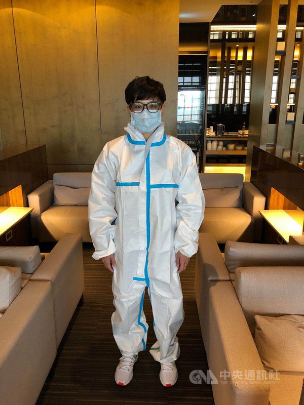 桌球男、女子世界盃11月將在中國山東省開打,台灣桌球一姐鄭怡靜22日搭機前往上海,因應疫情,鄭怡靜戴上口罩、穿好隔離衣,全副武裝做好準備,她坦言很緊張。(鄭怡靜提供)中央社記者黃巧雯傳真 109年10月22日