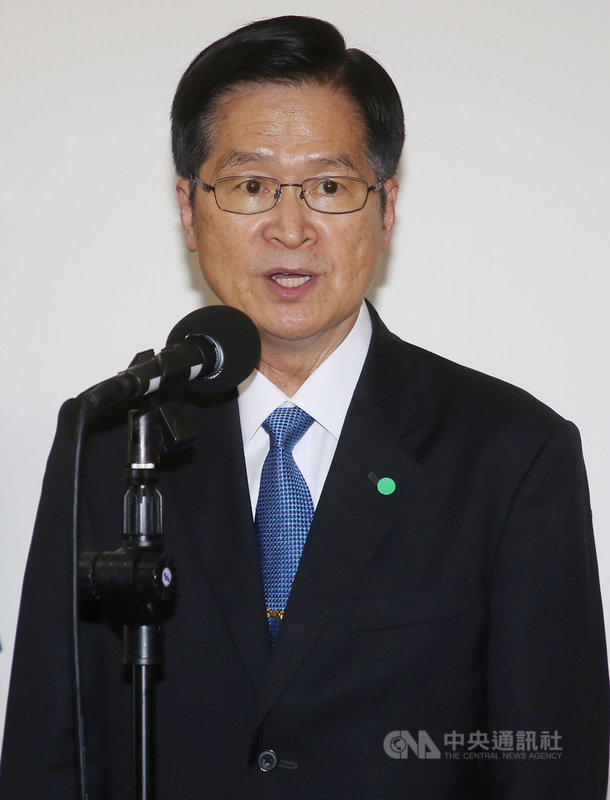美國22日宣布3筆對台軍售,其中海馬士多管火箭系統、增程距外陸攻飛彈射程均超過270公里,外界憂是否造成中國不滿;國防部長嚴德發(圖)上午在立法院受訪表示,不會與中共軍備競賽,台灣是依照戰略構想及防衛需求進行武器建置。中央社記者鄭傑文攝 109年10月22日
