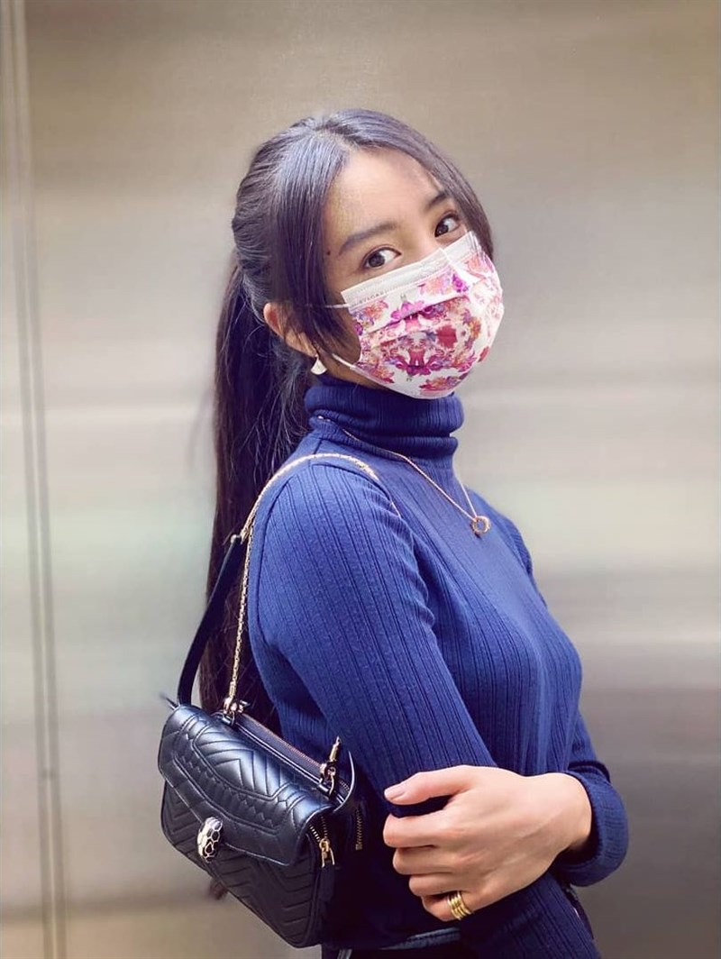 日本男星木村拓哉的女兒木村光希(圖)21日在Instagram分享戴上台灣醫療耗材品牌中衛與精品品牌推出的聯名口罩照片,並寫下:「很可愛捨不得丟掉。」(圖取自instagram.com/koki)