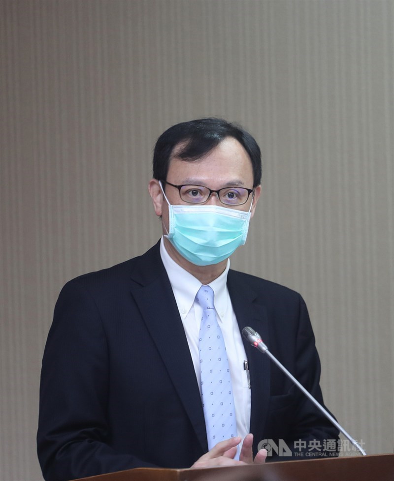 加熱菸定位不明屢引社會討論。衛福部次長石崇良(圖)22日在立法院進行專案報告表示,衛福部已提出菸害防制法修法草案,針對加熱菸將接軌國際,以菸品管理,採嚴格管制上市前通過健康風險評估。中央社記者裴禛攝 109年10月22日