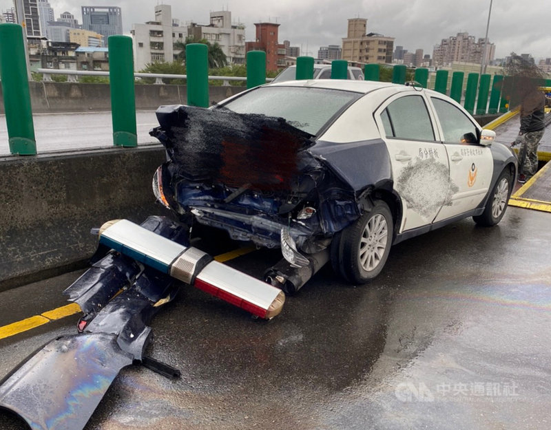 新北市政府消防局22日表示,台65線快速道路南下6公里處,警員處理道路散落物準備駕車離去時,遭後方休旅車追撞,造成2名警員及1名休旅車駕駛輕傷送醫,警車尾部損壞、警示燈掉落。(警方提供)中央社記者黃旭昇新北傳真 109年10月22日