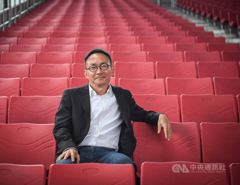 導演何蔚庭(圖)11月將開拍驚悚愛情片「青春弒戀」,劇情描述一場發生在台北的隨機殺人案,6個角色在6週內相遇,看似毫無關係,其實卻互相影響;他在片中融入Z世代特色,探討真實與虛構越來越模糊的分界。(長龢有限公司提供)中央社記者王心妤傳真 109年10月22日