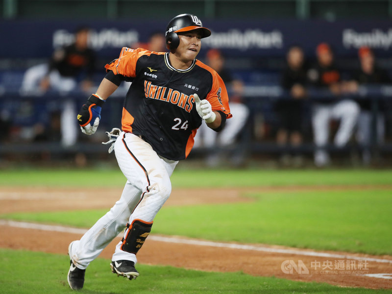 中職統一獅隊23日以2比0擊敗富邦悍將,陳傑憲7局上敲出關鍵2打點安打,是贏球功臣之一,他賽後受訪表示,現在以團隊作戰為主,希望24日能在台南主場拋下彩帶。中央社記者張新偉攝 109年10月23日