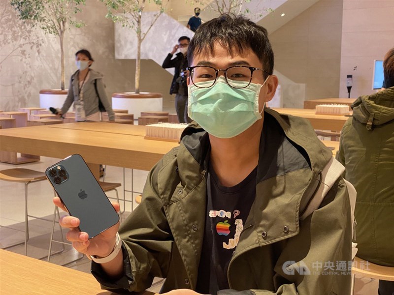 iPhone 12及iPhone 12 Pro於23日開賣,已事先預購的果粉許先生在Apple信義A13直營店取貨,興奮開箱iPhone 12 Pro新顏色「太平洋藍」。中央社記者吳家豪攝 109年10月23日