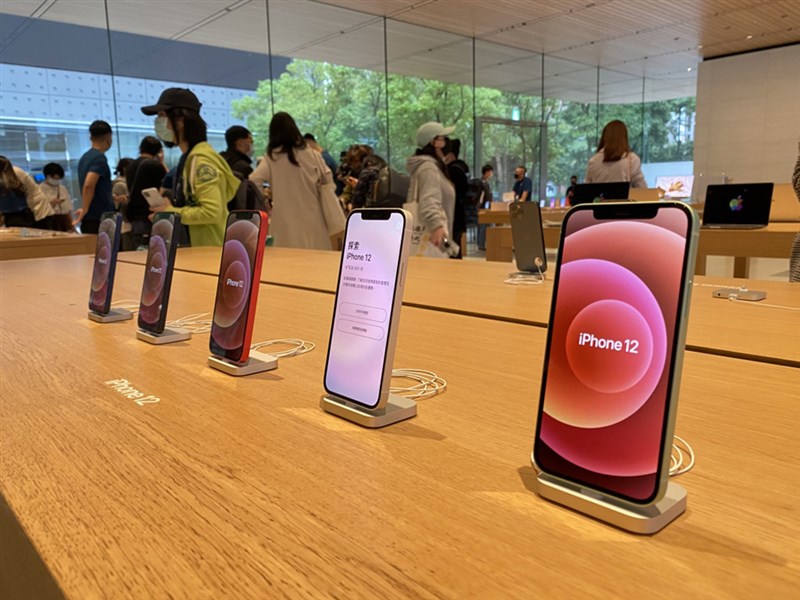 iPhone 12新機23日在Apple信義A13直營店開賣,現場展示5種顏色,但首週末僅提供官網預購的民眾取貨。中央社記者吳家豪攝 109年10月23日