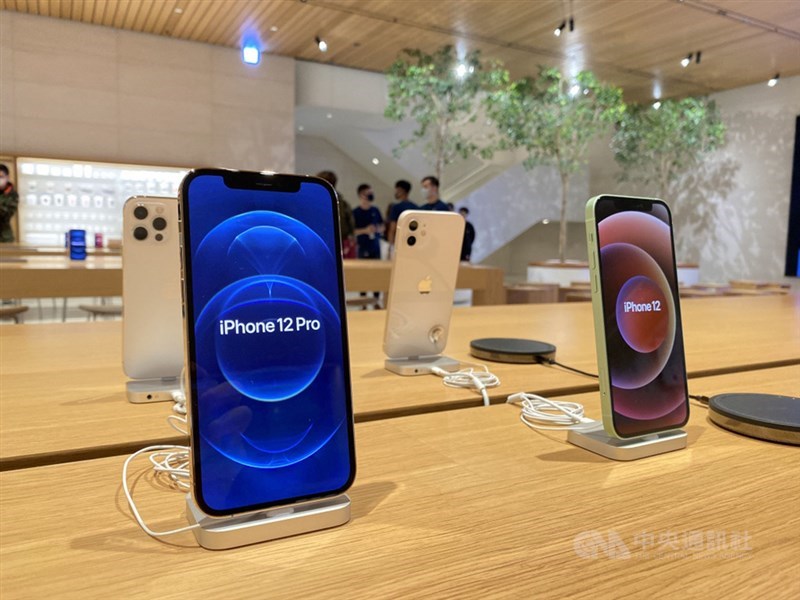 iPhone 12系列新機23日在蘋果直營店開賣,左為搭載三鏡頭相機的iPhone 12 Pro,右為配備雙鏡頭相機的iPhone 12,都採用平整邊框設計。中央社記者吳家豪攝 109年10月23日