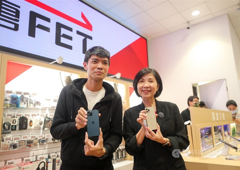 蘋果iPhone 12、12 Pro 23日在台灣正式開賣,搶到遠傳電信頭香的民眾曾先生(左)拿到到新機後,與遠傳電信總經理井琪(右)合影留念。中央社記者裴禛攝 109年10月23日