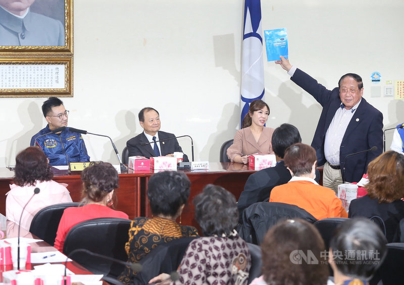 國民黨主席江啟臣(後左)23日出席抗戰勝利暨台灣光復75週年與僑胞有約活動,江啟臣致詞時表示,文攻武嚇不會癒合民族傷口,只會讓兩岸民心愈離愈遠。現場僑領並表達盼藍天再現等意見。中央社記者郭日曉攝 109年10月23日