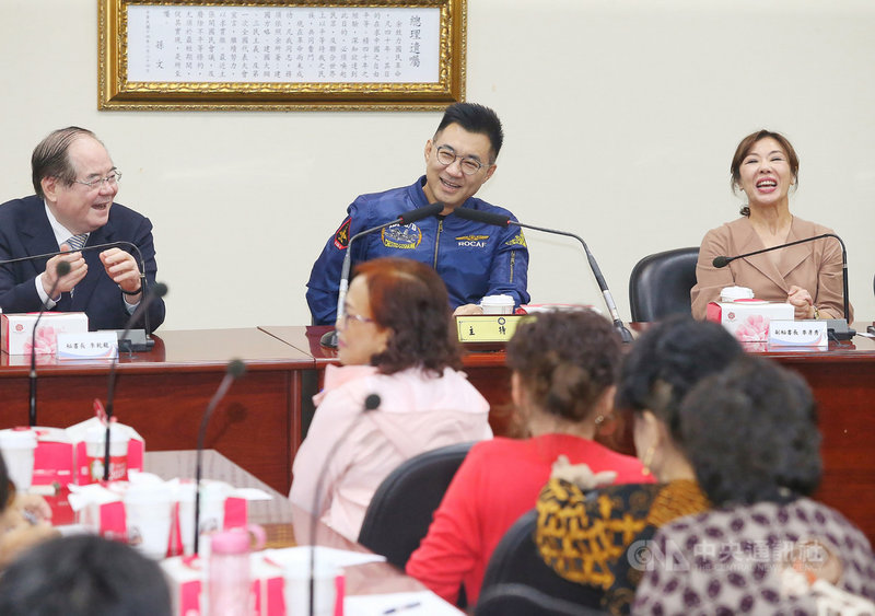 國民黨23日舉辦抗戰勝利暨台灣光復75週年與僑胞有約活動,僑胞們與黨主席江啟臣(後中)、黨秘書長李乾龍(後左)、副秘書長李彥秀(後右)等人座談,江啟臣說,台灣光復過程當中,海外華僑不但是中華民國最堅實後盾,更親身參與每一個民族復興與國家重建的過程。中央社記者郭日曉攝 109年10月23日