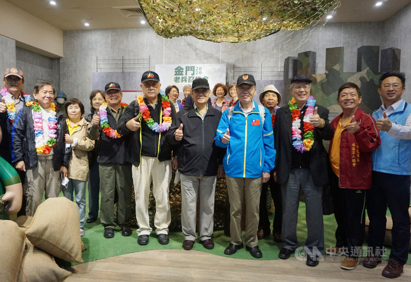 金門縣政府主辦2020金門老兵召集令持續至今,返金老兵絡繹不絕,前陸軍總司令陳鎮湘(前右4)23日帶隊重返金門,並號召更多老兵共襄盛舉。中央社 109年10月23日