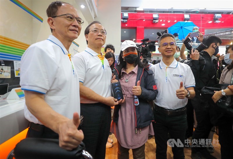 蘋果iPhone 12、12 Pro 23日在台灣正式開賣,搶得中華電頭香的客戶是從事資訊業的魏小姐(前右2),上週六就和家人輪流排隊,拿到新機後與中華電信董事長謝繼茂(前左2)、總經理郭水義(前右1)、行動通信分公司總經理陳明仕(前左1)合影留念。中央社記者裴禛攝 109年10月23日