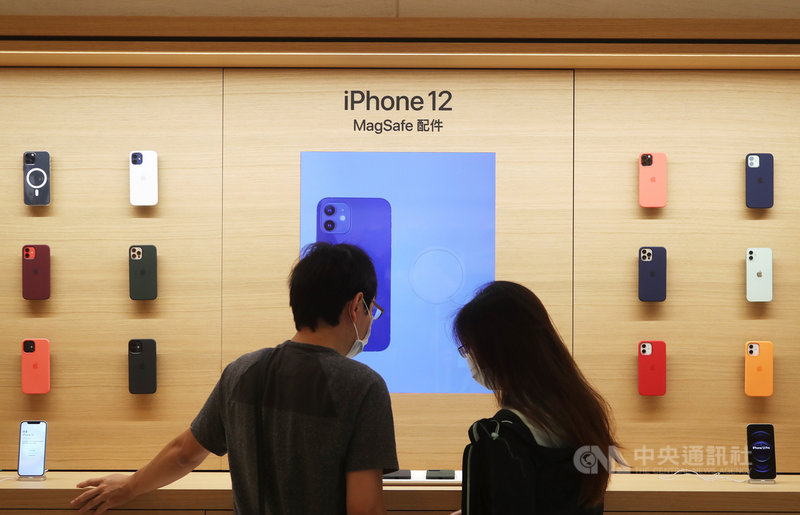 iPhone 12系列23日在台開賣,搶攻換機潮,蘋果直營店陳列新款MagSafe配件供顧客選購。中央社記者裴禛攝 109年10月23日