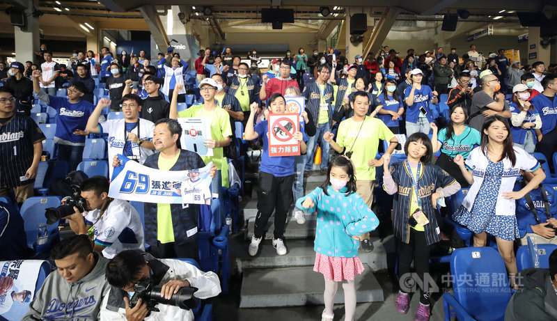 中華職棒23日晚間在新莊棒球場由富邦悍將隊與統一獅隊交手,主場悍將球迷在內野賣力應援。中央社記者張新偉攝 109年10月23日