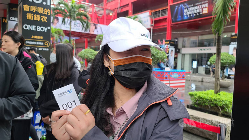 搶得中華電頭香的客戶是從事資訊業的魏小姐,這次瞄準iPhone 12 Pro 256GB太平洋藍而來,上週六就來卡位,且和表弟、弟弟輪班排隊。中央社記者江明晏攝 109年10月23日