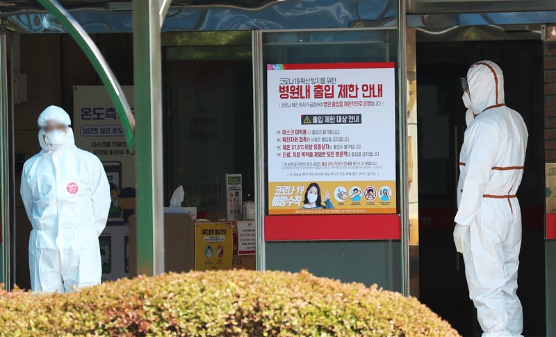 韓聯社報導,韓國單日新增確診數連續2天破百例。圖為光州一處醫療院所。(韓聯社)