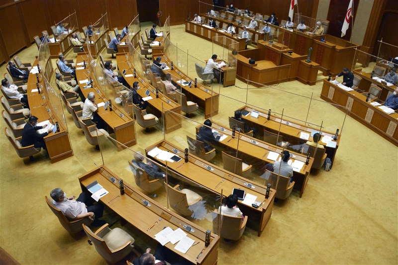 日本沖繩縣議會的自民黨黨團議員日前一起視察離島,結果有10名議員確診武漢肺炎,日本首例「視察群聚感染」。圖為沖繩縣議會5月1日開會討論感染對策。(共同社)