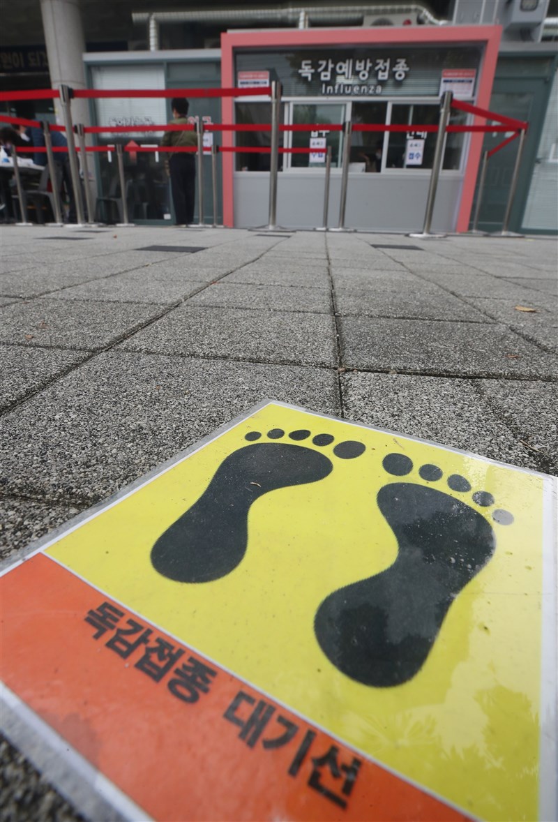 韓國近日接連出現接種流感疫苗後死亡案例,讓許多民眾猶豫是否要「現在」打疫苗。圖為22日首爾一家醫院外排隊等待打疫苗的人數大減。(韓聯社)