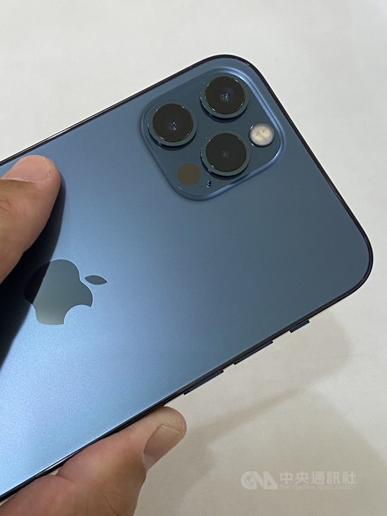 iPhone 12 Pro內建光學雷達(LiDAR)掃描儀,在低光源場景中,可將自動對焦速度提升最高6倍,縮短拍攝時間。中央社記者吳家豪攝 109年10月22日