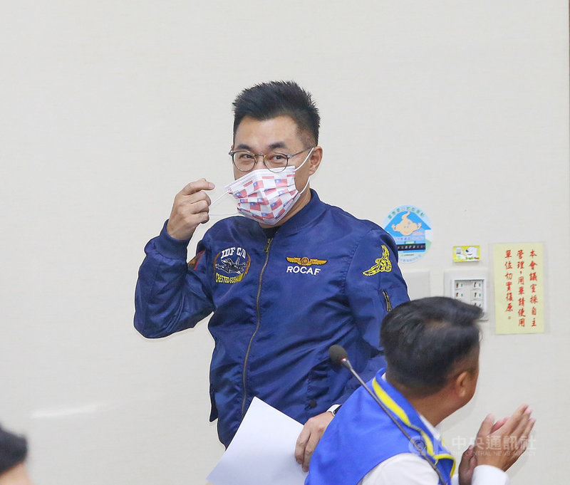 國民黨23日下午舉辦抗戰勝利暨台灣光復75週年與僑胞有約活動,近百名僑胞與黨主席江啟臣(中)等人座談,江啟臣致詞時並首先肯定僑胞貢獻。中央社記者郭日曉攝 109年10月23日