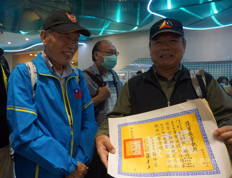 金門縣政府「2020金門老兵召集令」持續展開,前少將師長江銘(右)23日特別帶著飛彈危機時守土有功的陸軍獎章榮譽狀重返金門。左為前陸軍總司令陳鎮湘。中央社 109年10月23日