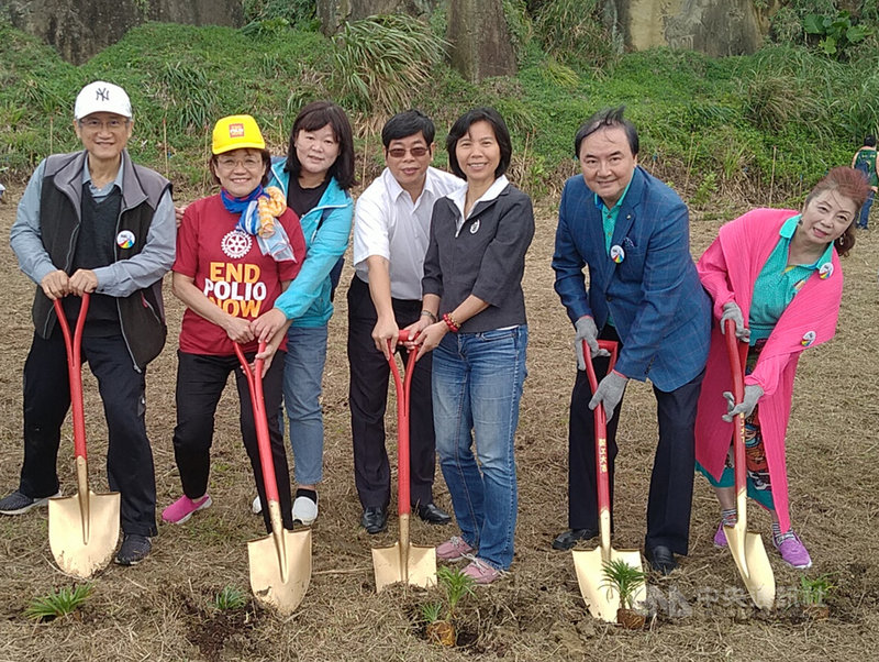 國際扶輪24日在基隆市潮境公園種下數百株樹苗及近萬顆台灣百合種子,國際扶輪3481地區總監賴志明(右2)、國立海洋科技博物館館長陳素芬(右3)和愛種樹公司董事長林資雄(左1)等人一同種下台灣百合。中央社記者王朝鈺攝 109年10月24日
