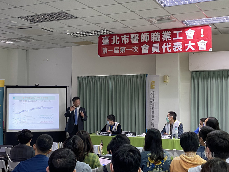 媒體報導指因公費疫苗短缺,北市學生接種要抽籤。衛福部長陳時中(左)24日出席台北市醫師職業工會年度大會時表示,疫苗分配是由地方政府進行總量考量後,再提報給疾管署,相信每個地方縣市政府都有妥善安排。中央社記者黃麗芸攝 109年10月24日