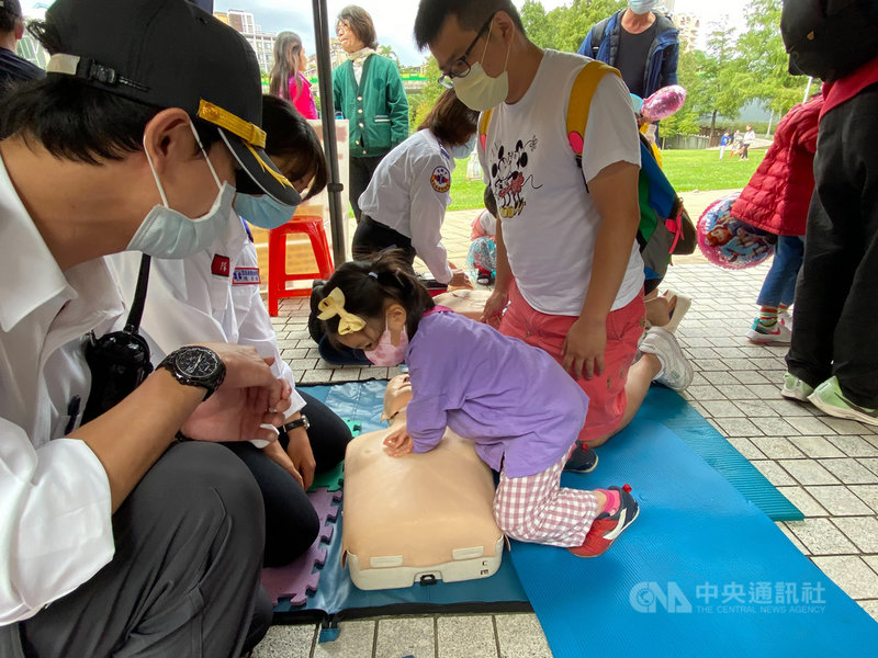台北市消防局24日與內湖區大湖里辦公處舉辦重陽敬老暨社區防災園遊會,現場設置多元寓教於樂關卡,盼透過宣導活動將正確防災觀念深植於民眾日常生活中。(台北市消防局提供)中央社記者黃麗芸傳真 109年10月24日
