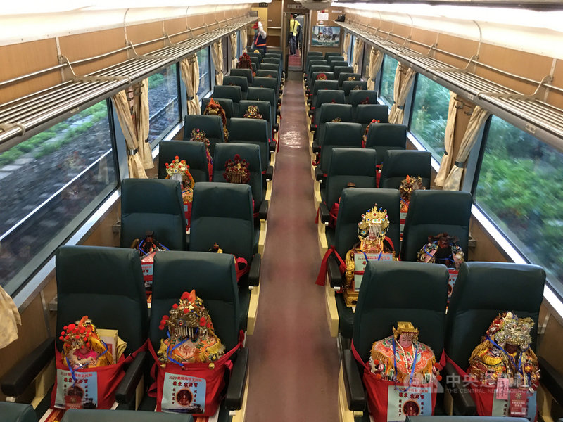 2020蘭陽媽祖文化節持續展開,24日安排88尊神尊搭乘向台鐵承租的CT273蒸汽機車附掛7節復興號列車,從蘇澳前往頭城,每尊神尊還繫上專屬安全帶。(宜蘭縣政府提供)中央社記者王朝鈺傳真 109年10月24日