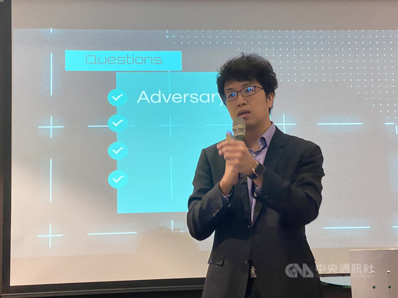 台灣民主實驗室24日舉辦年度報告發表會,由台灣民主實驗室理事長沈伯洋(圖)發表報告。他提到,中國資訊戰中,以內容農場及在地協力者所帶來的影響最大。中央社記者賴言曦攝 109年10月24日