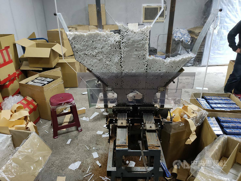 新北市樹林區一處民宅遭不肖人士設立私菸工廠,海洋委員會海巡署經長期埋伏跟監及蒐證後,23日見時機成熟一舉攻破,現場逮捕6嫌並起獲1萬8489包各類私菸菸品等證物。(海巡署提供)中央社記者黃麗芸傳真 109年10月24日