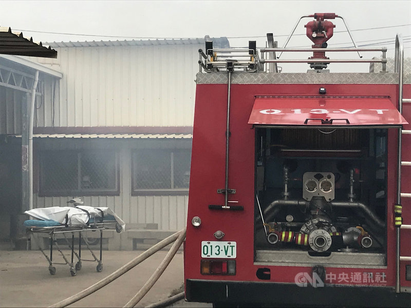 金門縣金湖鎮一家板模工廠24日下午傳火警,現場一名工人逃生不及,發現時已成焦屍,起火原因仍待調查。(民眾提供)中央社記者黃慧敏傳真 109年10月24日