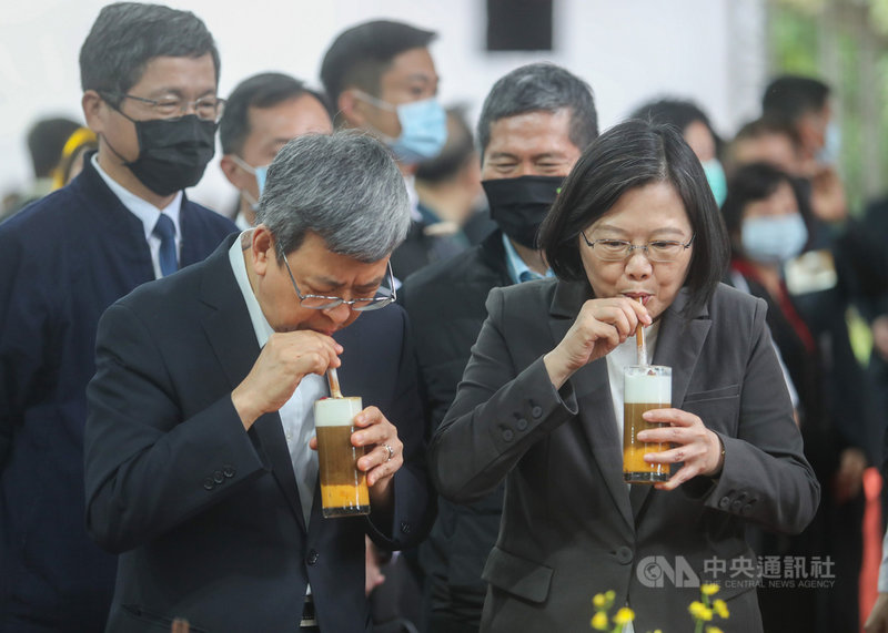 中華文化總會主辦「2020藝文聯誼茶會」24日在台北賓館登場,文總會長蔡英文(前右)、副會長陳建仁(前左)出席,享受現場各式特色美食,並品嚐自己親手調製的酒香玫瑰薑奶茶。中央社記者裴禛攝 109年10月24日