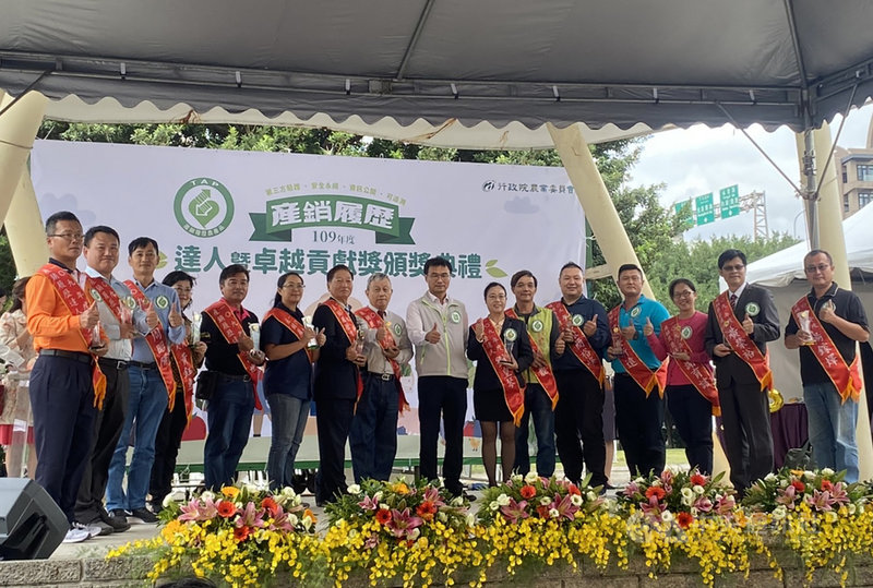 國民黨擬號召民眾上街反含萊劑美豬進口,農委會主委陳吉仲(右8)24日出席109年度產銷履歷達人暨卓越貢獻獎頒獎典禮,受訪時向農民喊話,呼籲農民有任何問題,農委會一定會走入第一線產地跟農民溝通,不讓養豬戶受到任何影響。中央社記者吳欣紜攝 109年10月24日