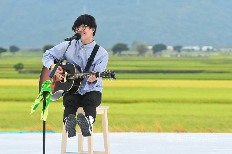 歌手盧廣仲24日參加2020池上秋收稻穗藝術節,在一片金黃稻浪中演唱,他笑稱,為了抵禦台東強勁的風,已竭盡所能在瀏海噴髮膠固定。(台灣好基金會提供)中央社記者王心妤傳真 109年10月24日