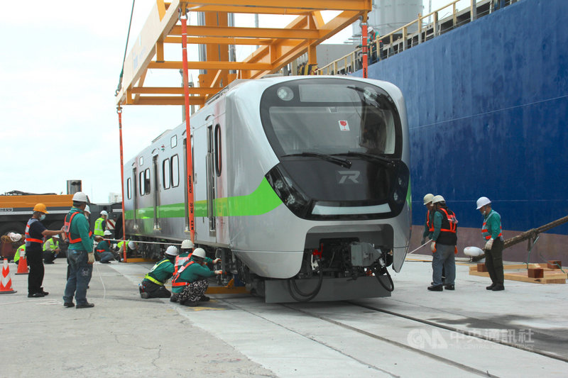 台鐵「史上最美區間車」EMU900型通勤電聯車，由韓國樂鐵與曾設計法國高鐵TGV的MBD Technologies工業設計團隊合作打造，首2列24日抵達台灣，在花蓮港8號碼頭上岸。中央社記者張祈攝　109年10月24日