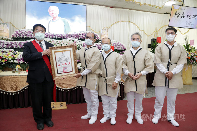 傳承閩南古法神轎製作技藝、「永川大轎」創立者王永川日前逝世,24日舉行公祭,台南市長黃偉哲(左)到場致祭並頒發市府表揚狀,感謝王永川生前貢獻。(台南市政府提供)中央社記者張榮祥台南傳真 109年10月24日