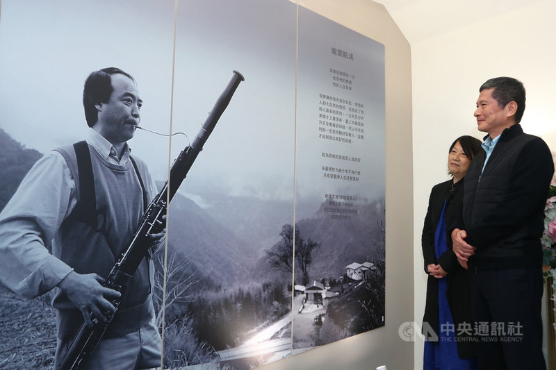 台北愛樂暨梅哲音樂文化館24日重新開幕,並且舉辦紀念音樂家張龍雲的室內音樂會,文化部長李永得(右)出席並參觀現場的紀念牆。中央社記者王騰毅攝 109年10月24日