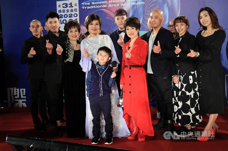 第31屆傳藝金曲獎24日晚間在台北舉行頒獎典禮,資深歌仔戲演員唐美雲(左4)率領團隊成員開心走上星光紅毯。中央社記者吳家昇攝 109年10月24日
