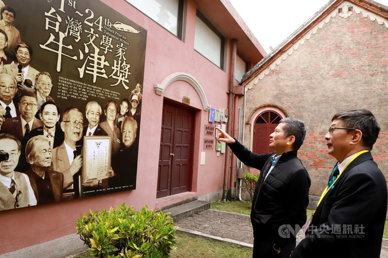 真理大學主辦第24屆「台灣文學家牛津獎」,由作家宋澤萊獲獎,文化部長李永得(右2)24日出席頒獎典禮,肯定宋澤萊是推廣台灣文學與台灣本土意識的重要推手,獲獎實至名歸。(文化部提供)中央社記者陳秉弘傳真 109年10月24日