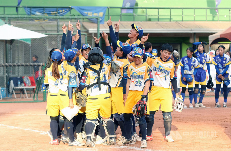 2020新力旺企業女子壘球聯賽季後挑戰賽,新世紀黃蜂隊24日賽前1勝2敗,居於下風,不過單日兩戰連搶2勝,最後以3勝2敗確定晉級總冠軍賽。(中華民國壘球協會提供)中央社記者謝靜雯傳真 109年10月24日