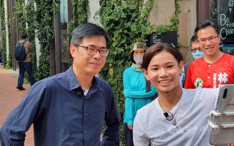 高雄市政府邀請世界球后戴資穎擔任高雄秋冬旅遊大使,拍攝行銷影片,24日中午戴資穎(右)與高雄市長陳其邁(左)相約在駁二藝術特區走訪倉庫群,並一起自拍,向民眾介紹高雄新玩法。中央社記者洪學廣攝 109年10月24日