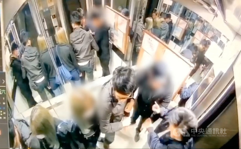 一對夫妻日前無視新北警方攔阻,駕車衝撞路檢點後逃逸,經警方連日追緝,23日在中壢區一處大樓內逮獲兩人,並查扣毒品等相關證物,訊後依法送辦。(翻攝照片)中央社記者沈佩瑤傳真 109年10月24日
