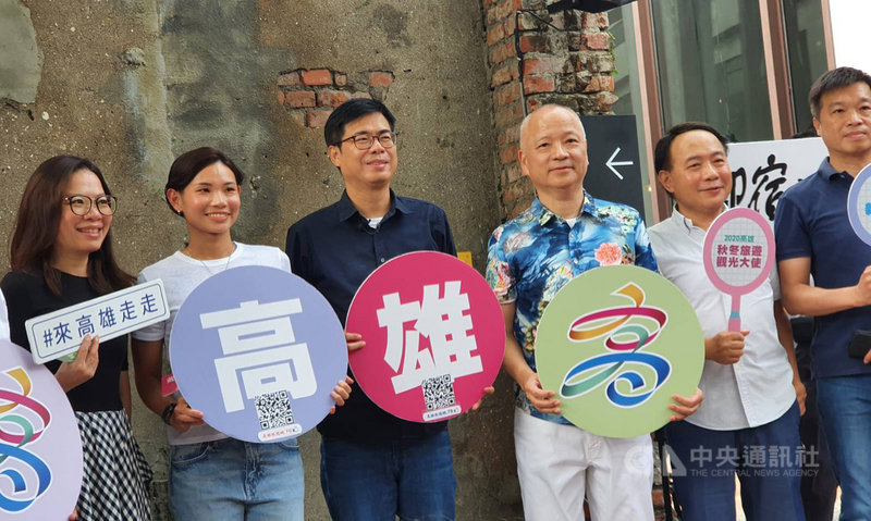 高雄市政府請來世界球后戴資穎擔任秋冬旅遊大使,拍攝行銷影片,戴資穎(左2)24日中午與市長陳其邁(左3)相約在駁二藝術特區走訪倉庫群,共同宣傳高雄觀光。中央社記者洪學廣攝 109年10月24日